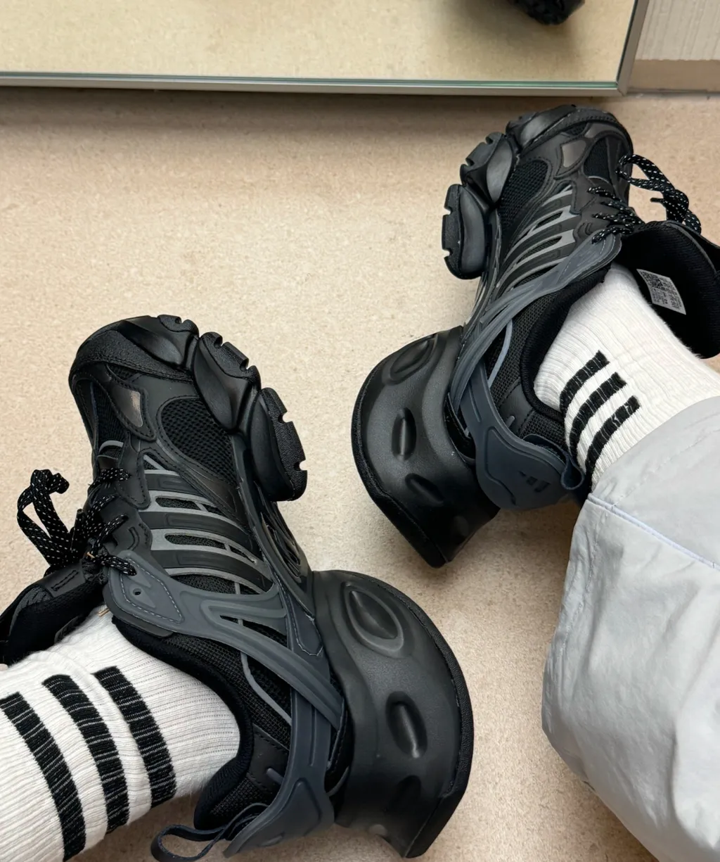 adidas XLG Runner Deluxe Black Grey - Image 2