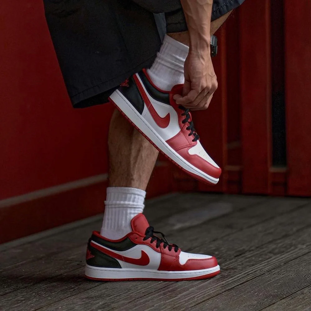 Air Jordan 1 Low Bulls - Image 2