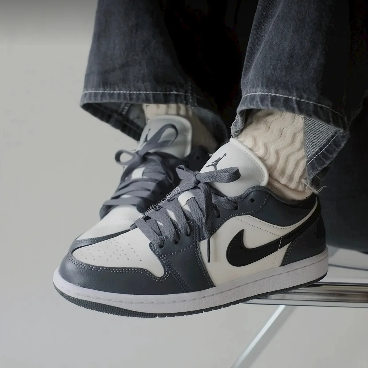 Air Jordan 1 Low Dark Grey - Image 3