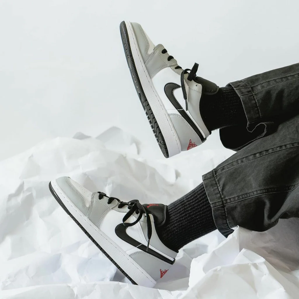 Air Jordan 1 Low Light Smoke Grey - Image 2