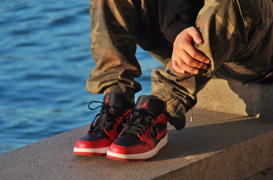 Air Jordan 1 Low Reverse Bred - Image 2