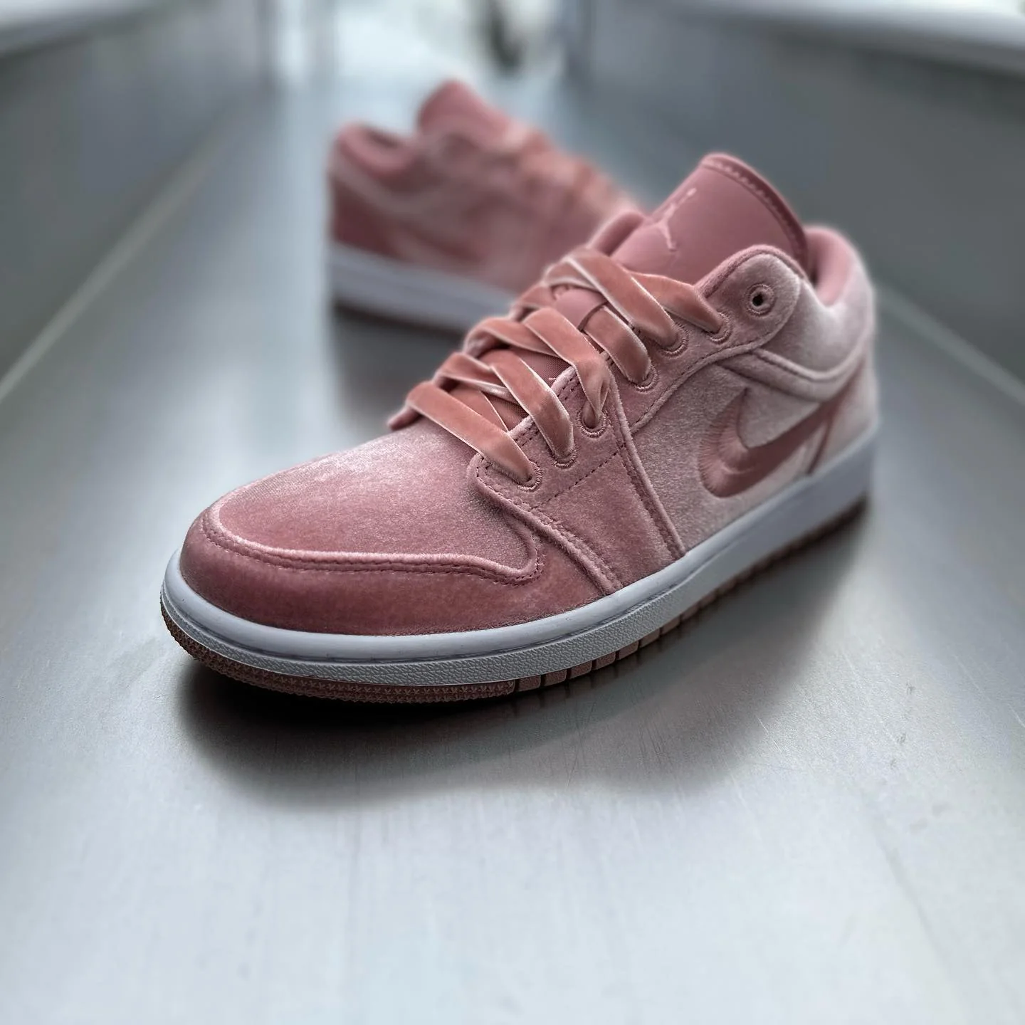 Air Jordan 1 Low SE Pink Velvet - Image 4