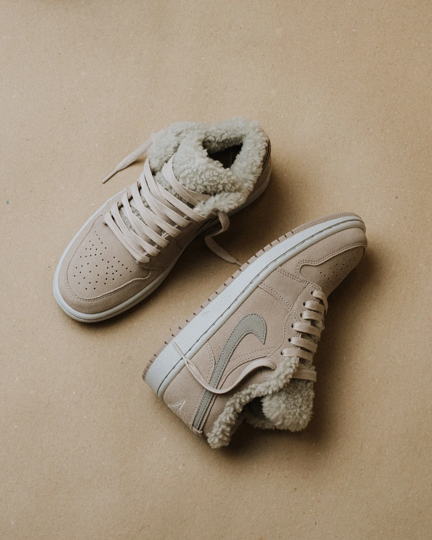 Air Jordan 1 Low SE Sherpa Fleece - Image 2