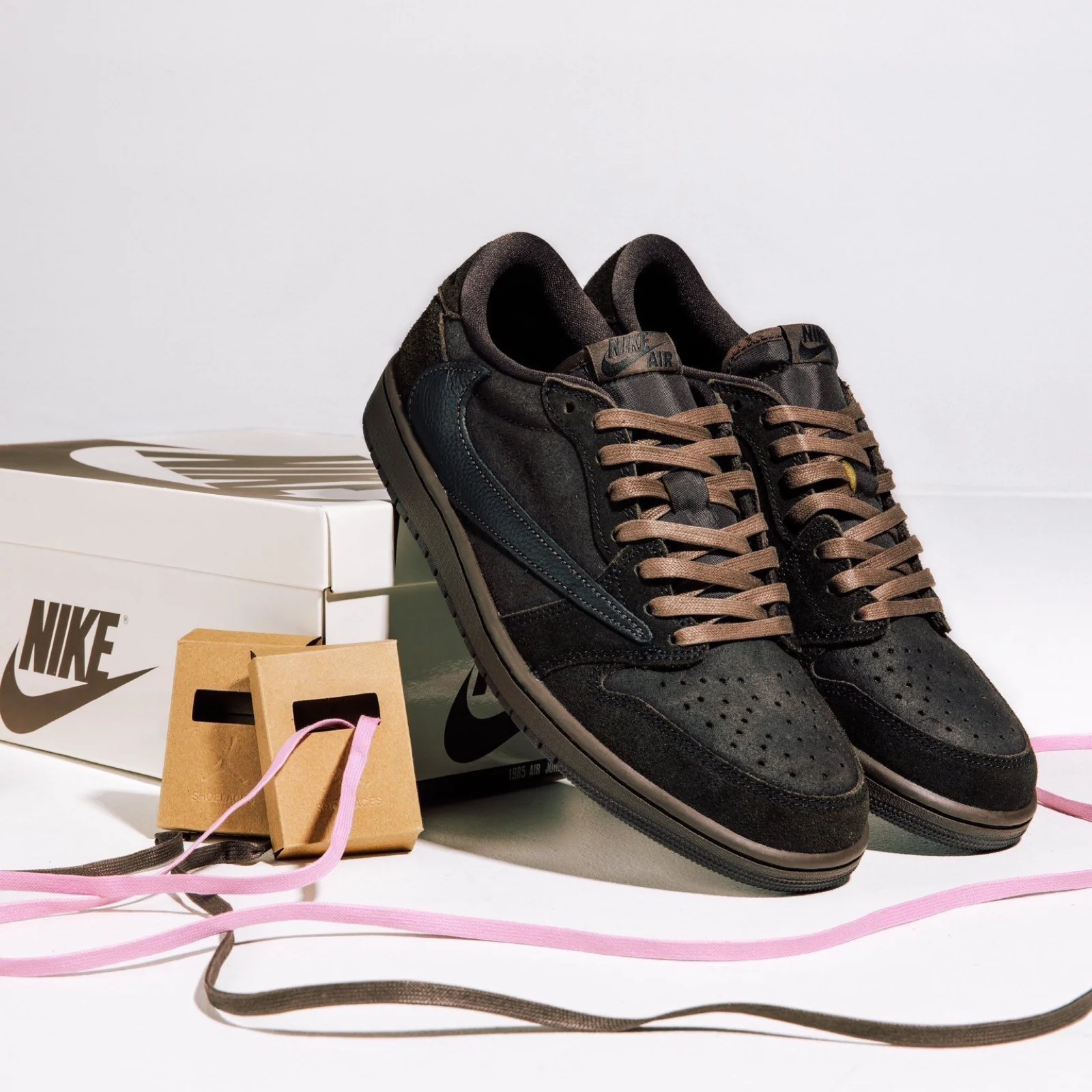 Air Jordan 1 Retro Low OG SP Travis Scott Velvet Brown - Image 3