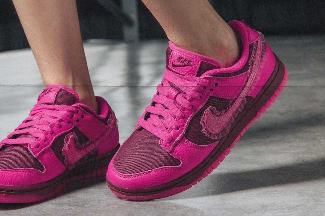 Nike Dunk Low Valentines Day (2022) - Image 2