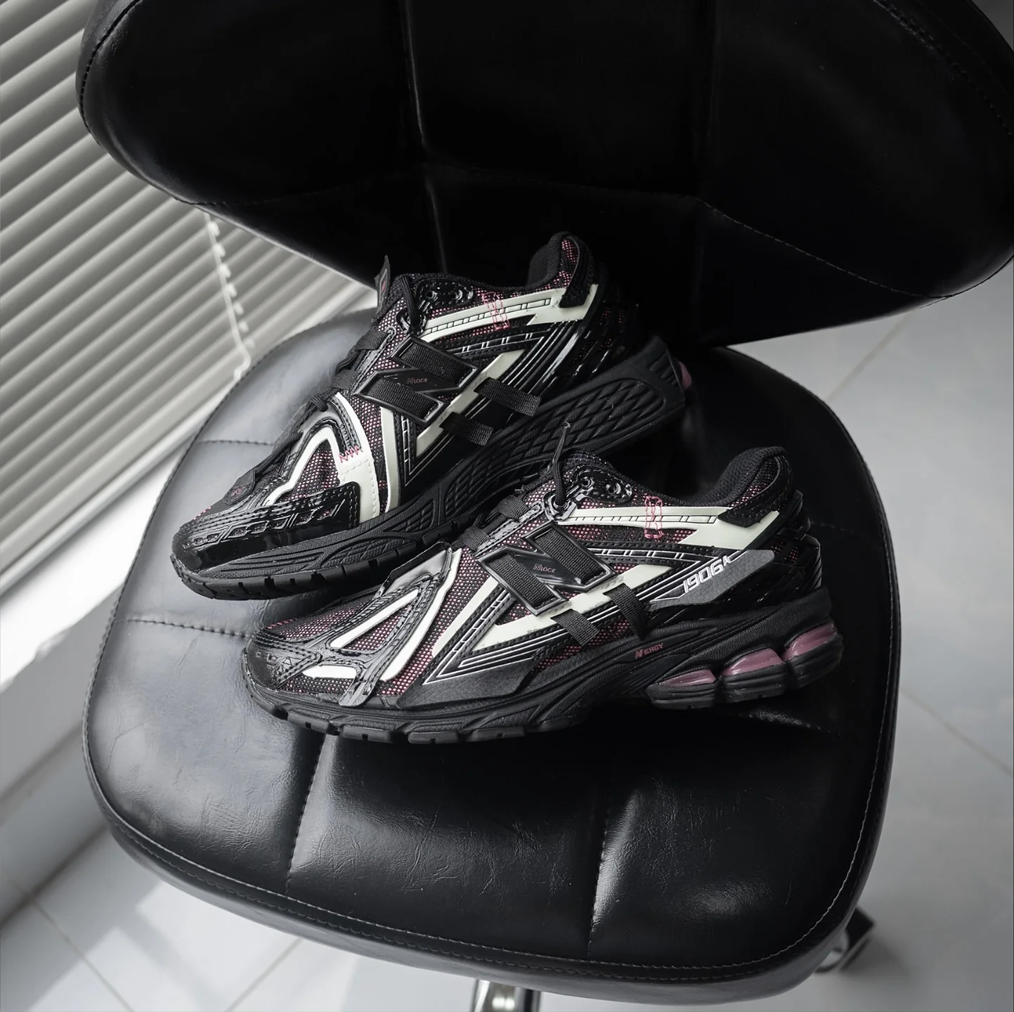 New Balance 1906A Black Pink - Image 2
