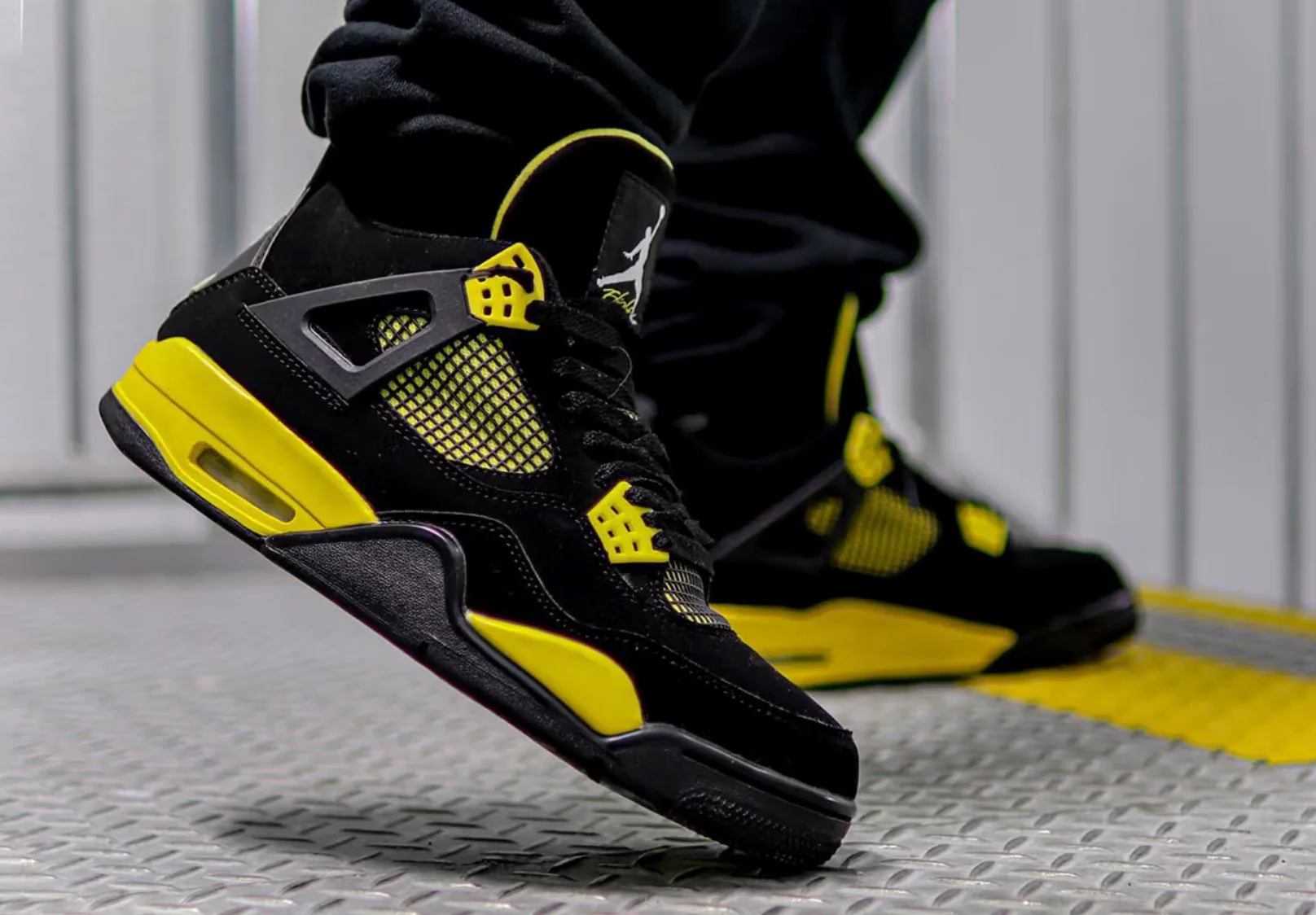 Nike Air Jordan 4 Retro Thunder - Image 2
