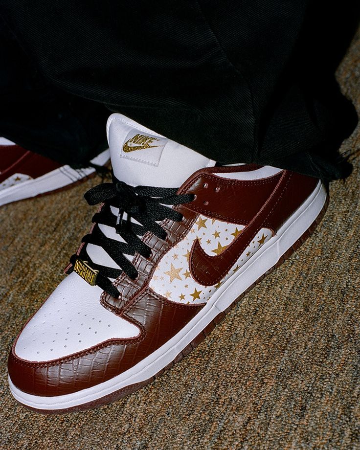 Nike SB Dunk Low Supreme Stars Barkroot Brown - Image 2
