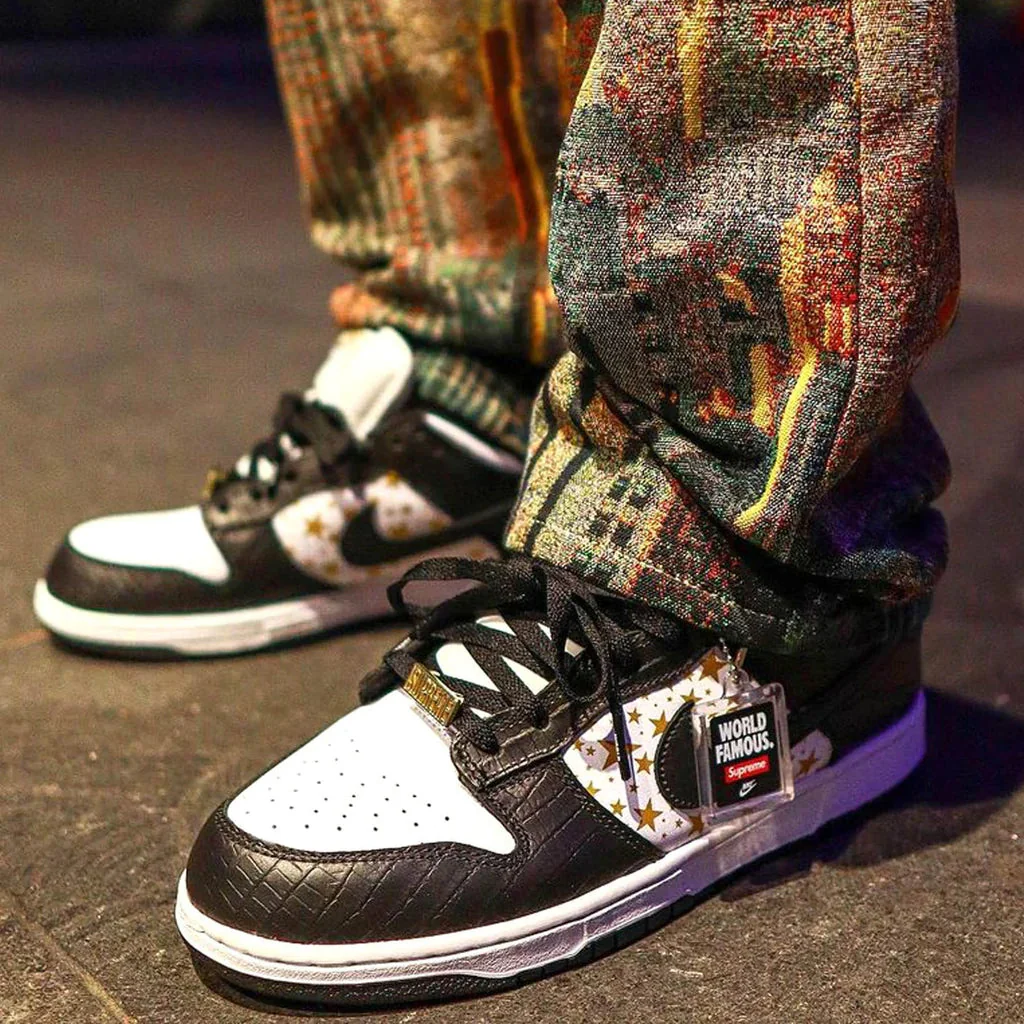 Nike SB Dunk Low Supreme Stars Black - Image 2
