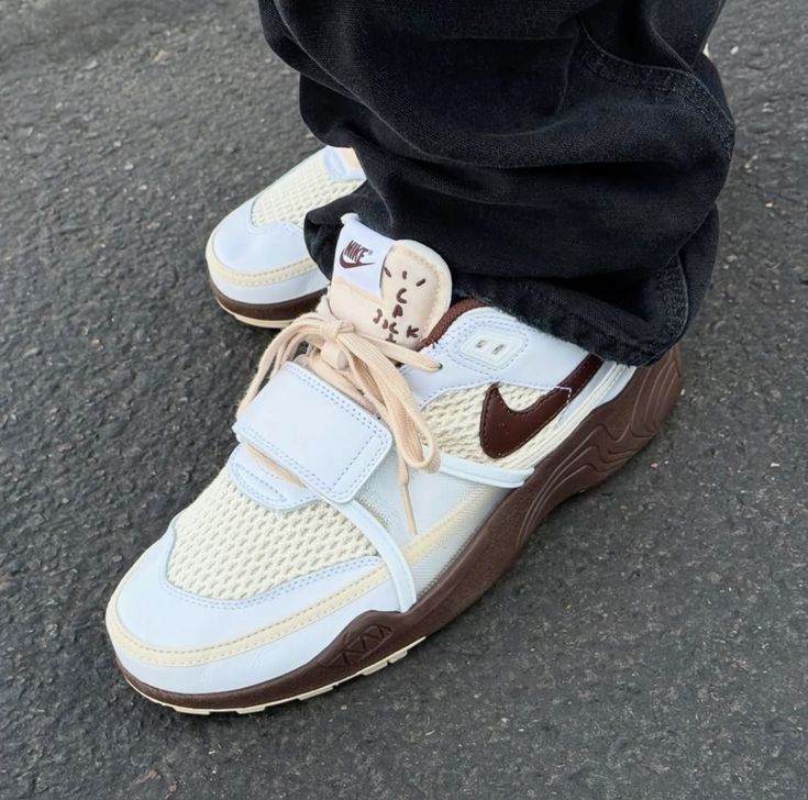 Nike Zoom Field Jaxx Travis Scott Light Chocolate - Image 2