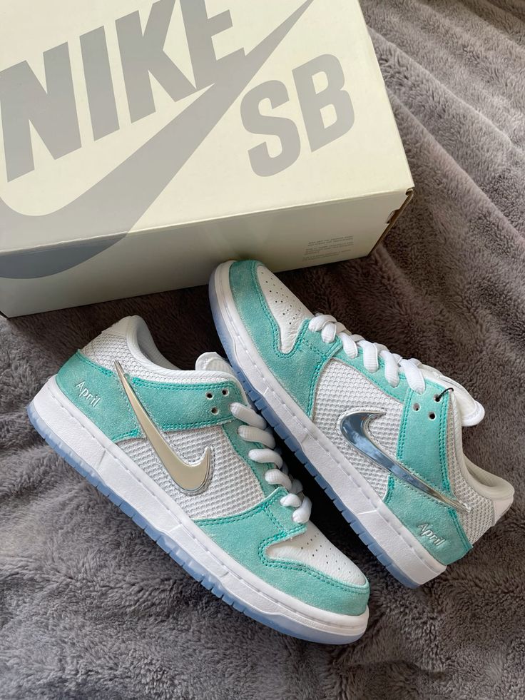 Nike SB Dunk Low April Skateboards - Image 2