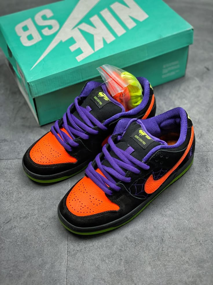 Nike SB Dunk Low Night of Mischief - Image 2